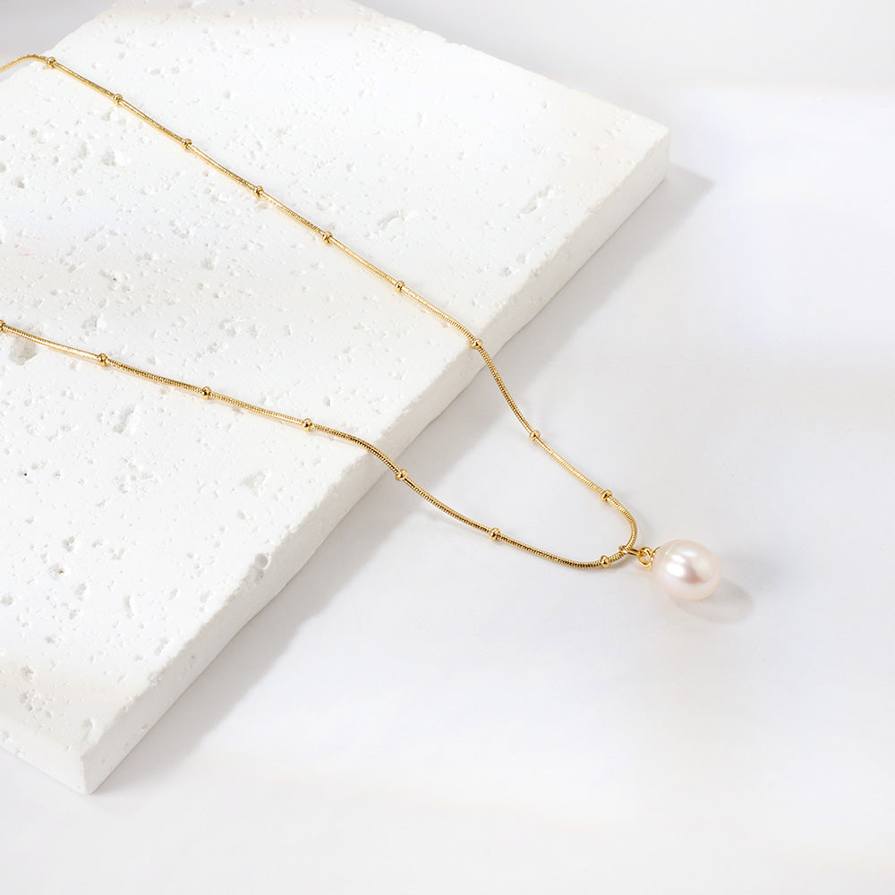 ZANORA  - White Pearl Pendant Necklace